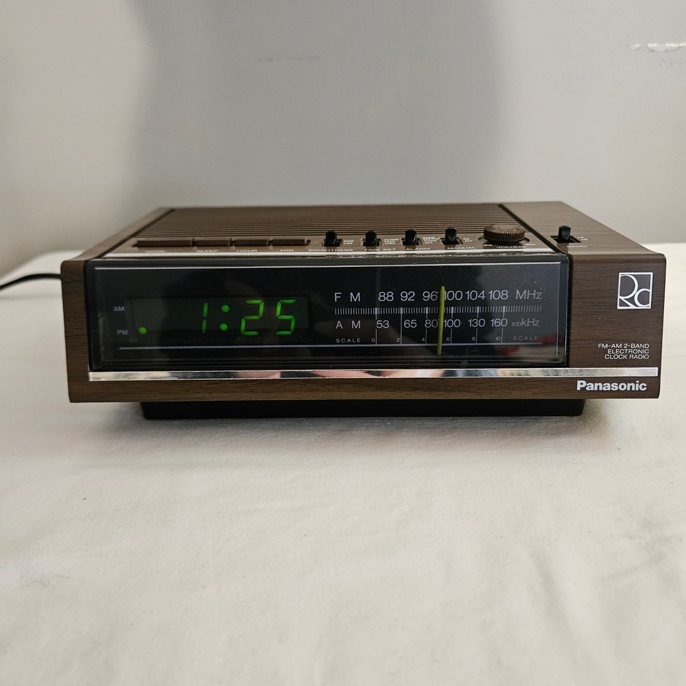 Vtg Panasonic RC-6015 AM-FM Electronic Clock Radio Wood Grain Green LED working